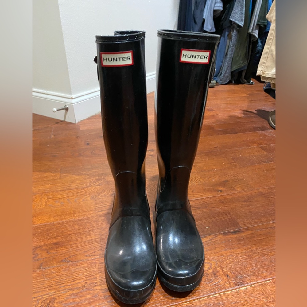 HUNTER Tall rain boots. Only worn a couple of times.